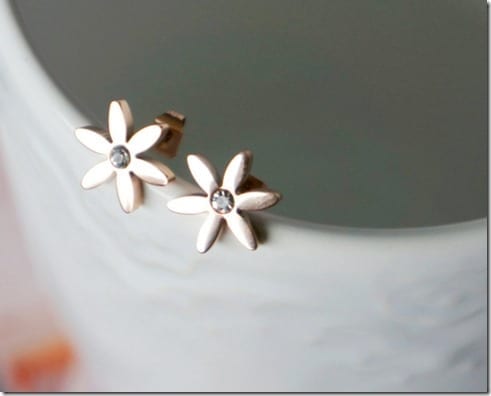 rose-gold-daisy-earrings