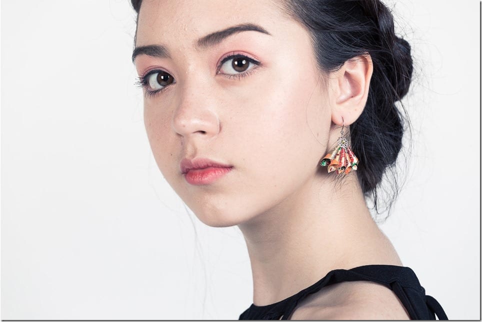 Eye-Catching Hand Fan-Shaped Earrings To Frame Your Holiday Party Face