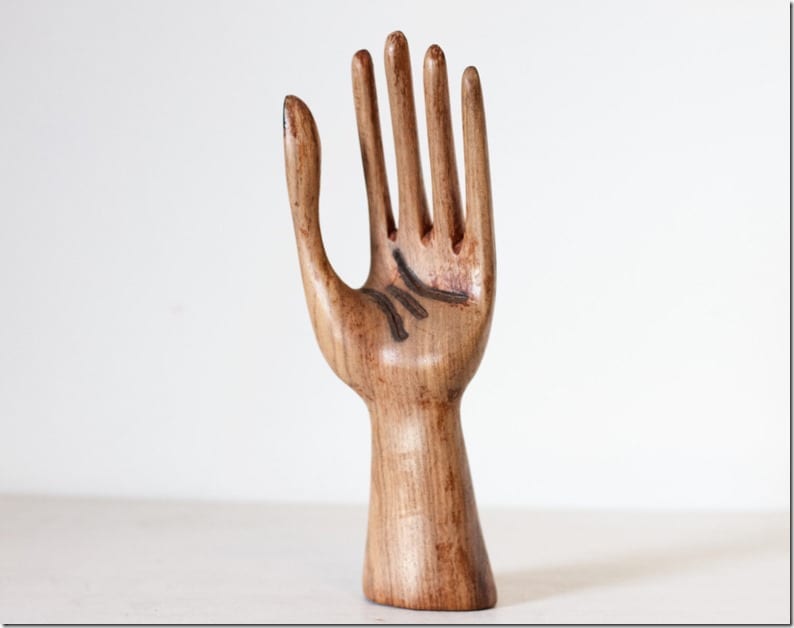 wooden-hand-ring-holder