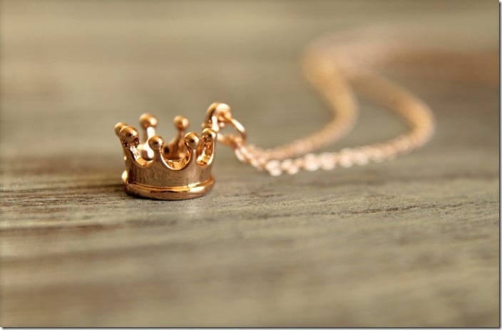 minimalist-crown-necklace