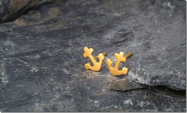 minimal-gold-tiny-anchor-earrings