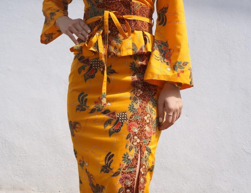 Slay the batik kebaya look with utmost confidence.