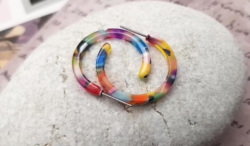 multicolored resin hoop earrings // IaninaDesign