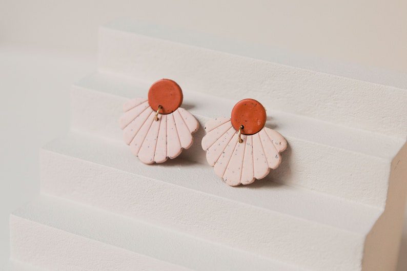 pink terracotta shell-shaped earrings // MonoMakery