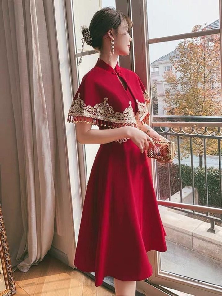 red cheongsam with embroidered cape // ChinaDesigner