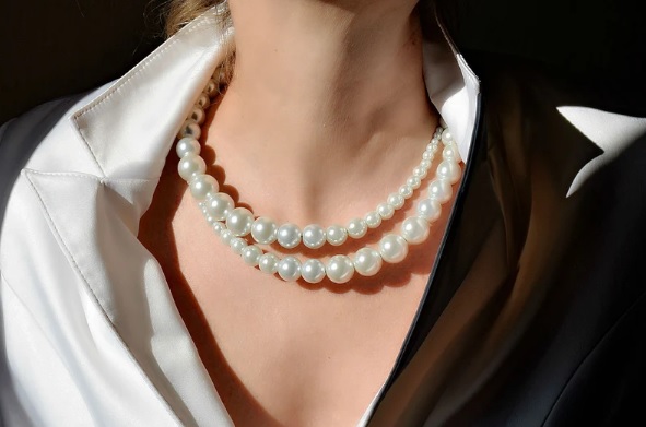 white beaded open style necklace