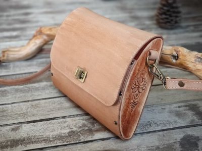 10 Wooden Handbag Styles To Carry For An Earth Chic Look