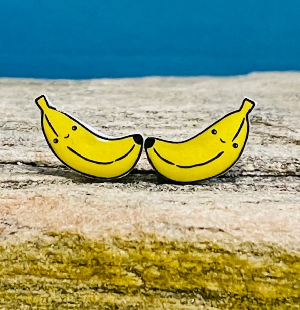 extremely cute banana stud earrings // MiscanthusCrafts