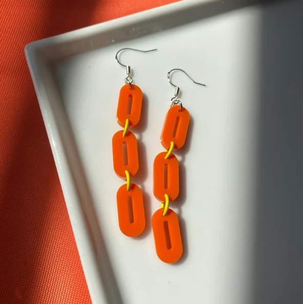 retro style orange chain link earrings // shoppiquant