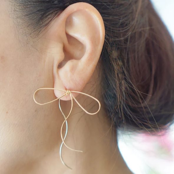 dainty minimal bow earrings // blushingstories