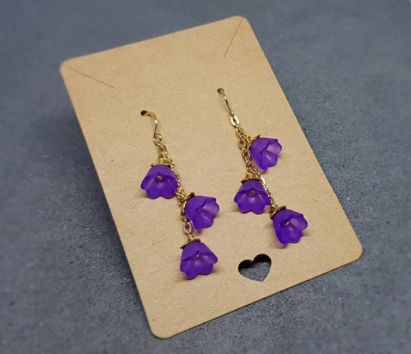 vintage style purple flower earrings // VickiesVintageDesign