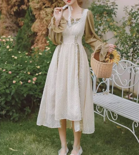 nostalgic embroidered french vintage dress // AnalisaSplendid