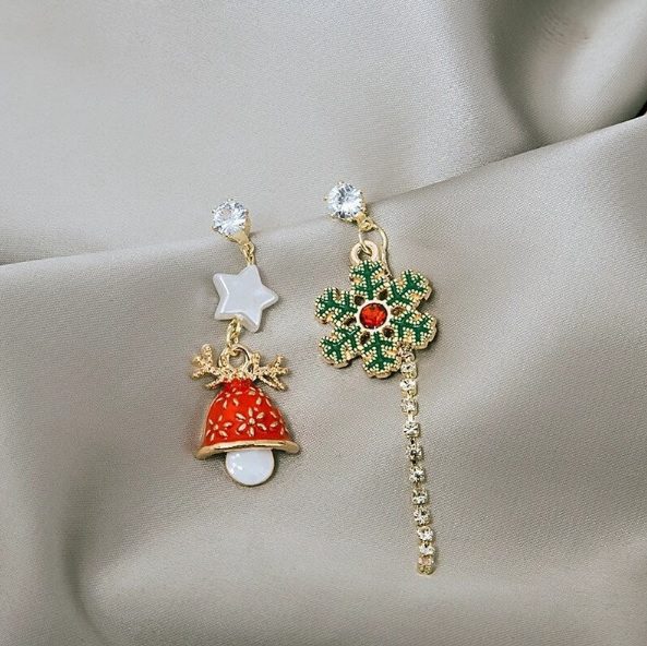 mismatched dangle christmas earrings // Iasjewlershop